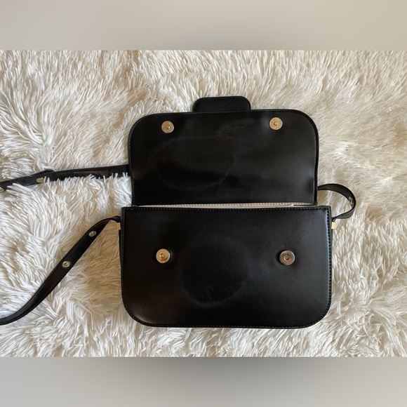 Guess Hensely Black Shoulder Bag - Picture 6 of 6